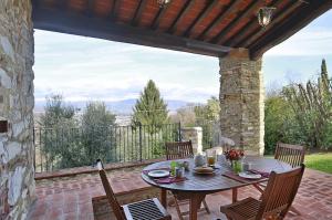 einen Tisch und Stühle auf einer Terrasse mit Aussicht in der Unterkunft Montefiore in Lucca