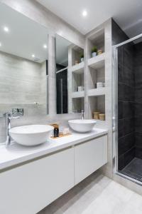 Kúpeľňa v ubytovaní Acropolis Core Bright & Modern Apartment by UPSTREET