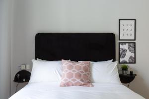Posteľ alebo postele v izbe v ubytovaní Acropolis Core Bright & Modern Apartment by UPSTREET