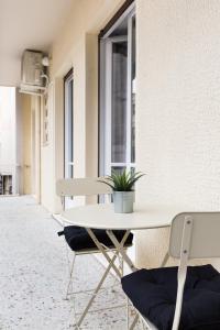 Posedenie v ubytovaní Acropolis Core Bright & Modern Apartment by UPSTREET