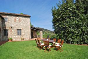 einen Tisch und Stühle im Hof eines Hauses in der Unterkunft Montefiore in Lucca