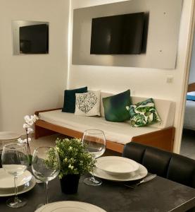 Zimmer mit einem Bett und einem Tisch mit Weingläsern in der Unterkunft STUDIO or ONE BEDROOM Avenue de la plage in Roquebrune-Cap-Martin
