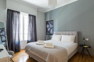 Кровать или кровати в номере Acropolis Heart 1BD Apartment in Plaka by UPSTREET