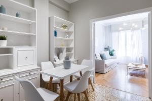 Гостиная зона в Acropolis Heart 1BD Apartment in Plaka by UPSTREET