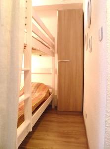 Zimmer mit 2 Etagenbetten und einer Tür in der Unterkunft Studio Olympe in Juan-les-Pins