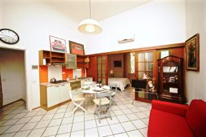 uma cozinha e uma sala de estar com uma mesa em Faenza Novella em Florença