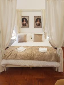 - une chambre avec un grand lit et des rideaux blancs dans l'établissement St Paul House Boutique & Apartment, à Rome