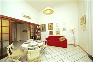 フィレンツェにあるFaenza Novellaのリビングルーム(赤いソファ、テーブル付)