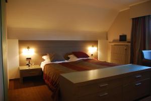 Un pat sau paturi într-o cameră la Hotel Rubens