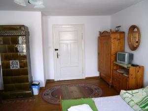 sypialnia z białymi drzwiami i telewizorem w obiekcie Pod kasztanem gospodarstwo agroturystyczne w Stroniu Śląskim