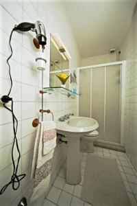 フィレンツェにあるFaenza Novellaのバスルーム(シンク、シャワー、トイレ付)