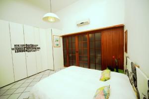フィレンツェにあるFaenza Novellaのベッドルーム1室(ベッド1台付)