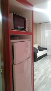 トレモリノスにあるEstudioの冷蔵庫付きの部屋、ベッド付きのベッドルームが備わる客室です。