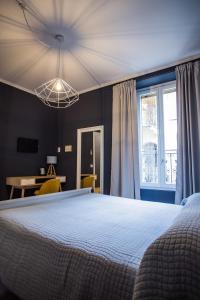 1 dormitorio con cama blanca y ventana en Ciccio Bed & Breakfast, en Bérgamo
