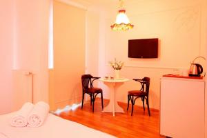 TV a/nebo společenská místnost v ubytování The White Swan Suites Beyoglu