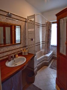 bagno con lavandino e vasca di B&B Teranga a Montecarotto