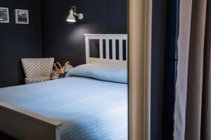 1 dormitorio con 1 cama y 1 silla en Ciccio Bed & Breakfast, en Bérgamo