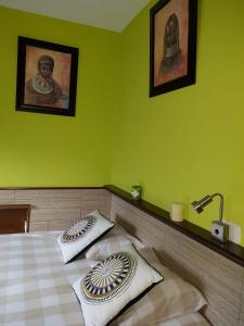 een slaapkamer met een bed met 2 kussens erop bij La Sabana in Buenavista de Abajo