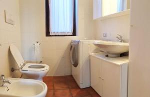 bagno con servizi igienici e lavandino di Graziella 2 a Germignaga