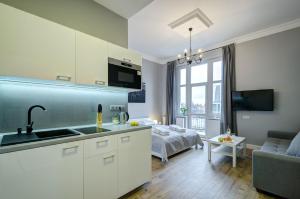 ソポトにあるDom & House - Apartments Podjazd Central Sopotのキッチン(シンク付)、リビングルーム