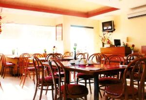 una sala da pranzo con tavolo e sedie in legno di Hotel del Parque a Ciudad del Carmen
