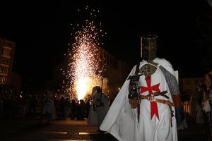 un groupe de personnes habillées en costumes devant des feux d'artifice dans l'établissement Apartamento Casco Antiguo Ponferrada, à Ponferrada