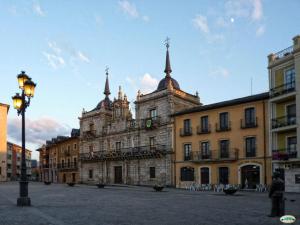 an old building with a cross on top of it at Apartamento Casco Antiguo Ponferrada in Ponferrada