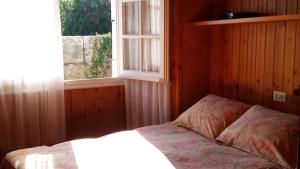 A bed or beds in a room at Casa de Madera Sobre el Mar