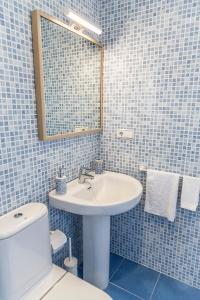 チクラナ・デ・ラ・フロンテーラにあるMafloras Novo Sancti Petriのバスルーム(洗面台、鏡、トイレ付)