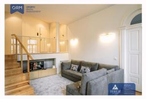 - un salon avec un canapé et une cheminée dans l'établissement ORM - Bainharia Apartment, à Porto