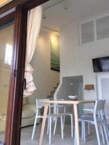 Uma TV ou centro de entretenimento em Dimora Simius