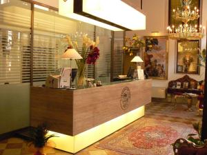 uma loja com um balcão de dinheiro num quarto em Hotel Liassidi Palace em Veneza