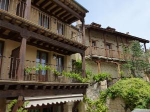 un edificio antiguo con balcones a un lado. en Hosteria del Arco, en Pedraza-Segovia