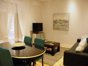 un soggiorno con un tavolo e una TV di Sado Blue - City&River Flats by be@home a Setúbal