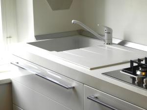 una cucina con lavello e fornello di LINE-UP Apartment a Roma Altre 29 foto