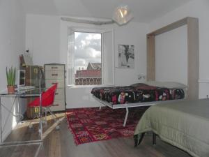Schlafzimmer mit einem Bett, einem Schreibtisch und einem Fenster in der Unterkunft LINE-UP Apartment in Rom