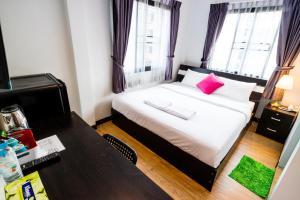 Ein Bett oder Betten in einem Zimmer der Unterkunft The Cube Sathorn Boutique Hotel เดอะ คิวบ์ สาทร บูติค โฮเทล Near BTS Surasak