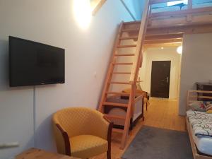 A television and/or entertainment centre at Hotel Bristol