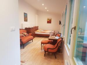 A seating area at Hotel Bristol