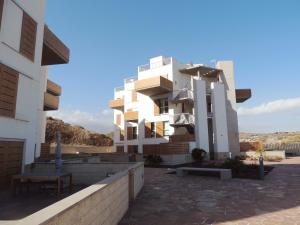 un edificio en medio de un estacionamiento en Perfect Holiday Home. en El Médano