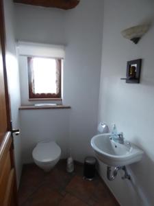 VilléにあるLes Cerisiersの白いトイレと洗面台のあるバスルーム +39枚の写真