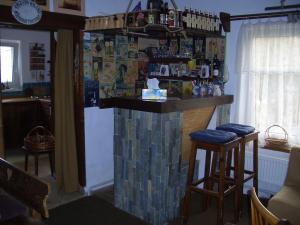 un bar in cucina con bancone e sgabelli di Chata Pavla a Jablonec nad Nisou
