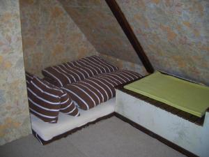 捷克賈布朗尼城的住宿－Chata Pavla，客房设有2张蒲团床和镜子