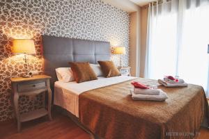 Un dormitorio con una cama con dos pares de zapatos. en Alcam Badalona Playa Norte, en Badalona