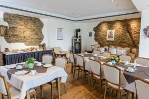 ein Zimmer mit Tischen und Stühlen in einem Restaurant in der Unterkunft Ginsberger Heide in Hilchenbach