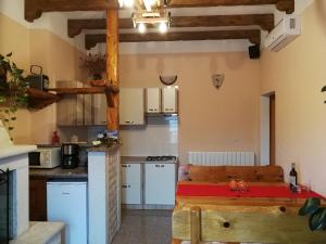 uma cozinha com armários brancos e uma bancada em Apartman Fachin em Motovun