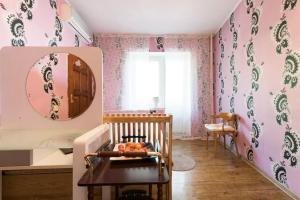 Habitación infantil con papel pintado de color rosa y negro en Guest House on Kaldaiakova 38, en Almaty