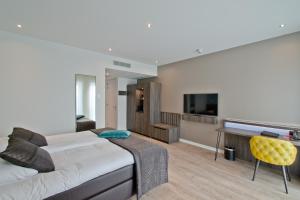 Televisyen dan/atau pusat hiburan di Hotel Roermond