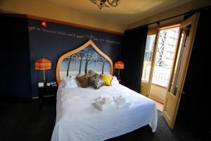 Postel nebo postele na pokoji v ubytování McMenamins Crystal Hotel