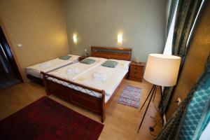 A bed or beds in a room at Hotel Bristol